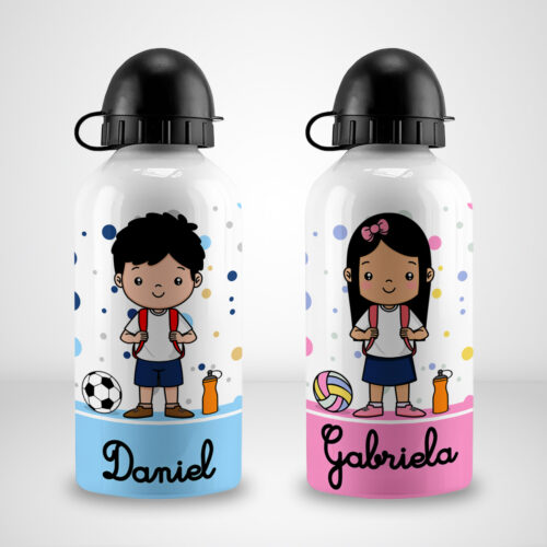 2 artes digitais para squeeze infantil no tema volta às aulas para menino e menina com personagens infantis e nomes editáveis para personalização de squeezes escolares