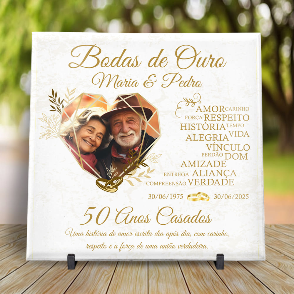 Arte digital para azulejo Bodas de Ouro 50 anos com detalhes em dourado e espaço para foto e nomes