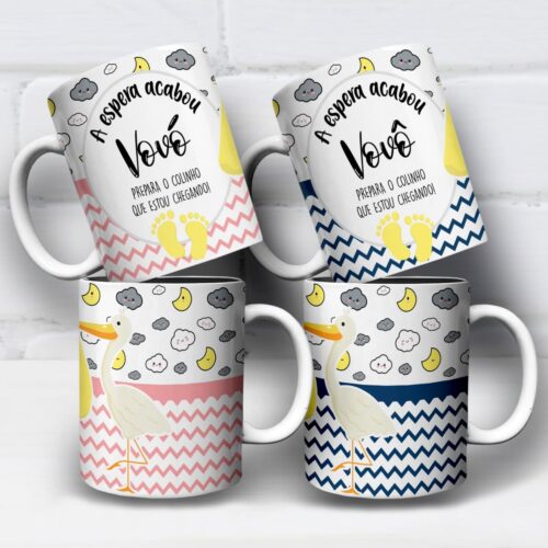 Arte digital para caneca revelação de gravidez prepara o colinho com cegonha e pezinhos, em rosa para vovó e azul para vovô