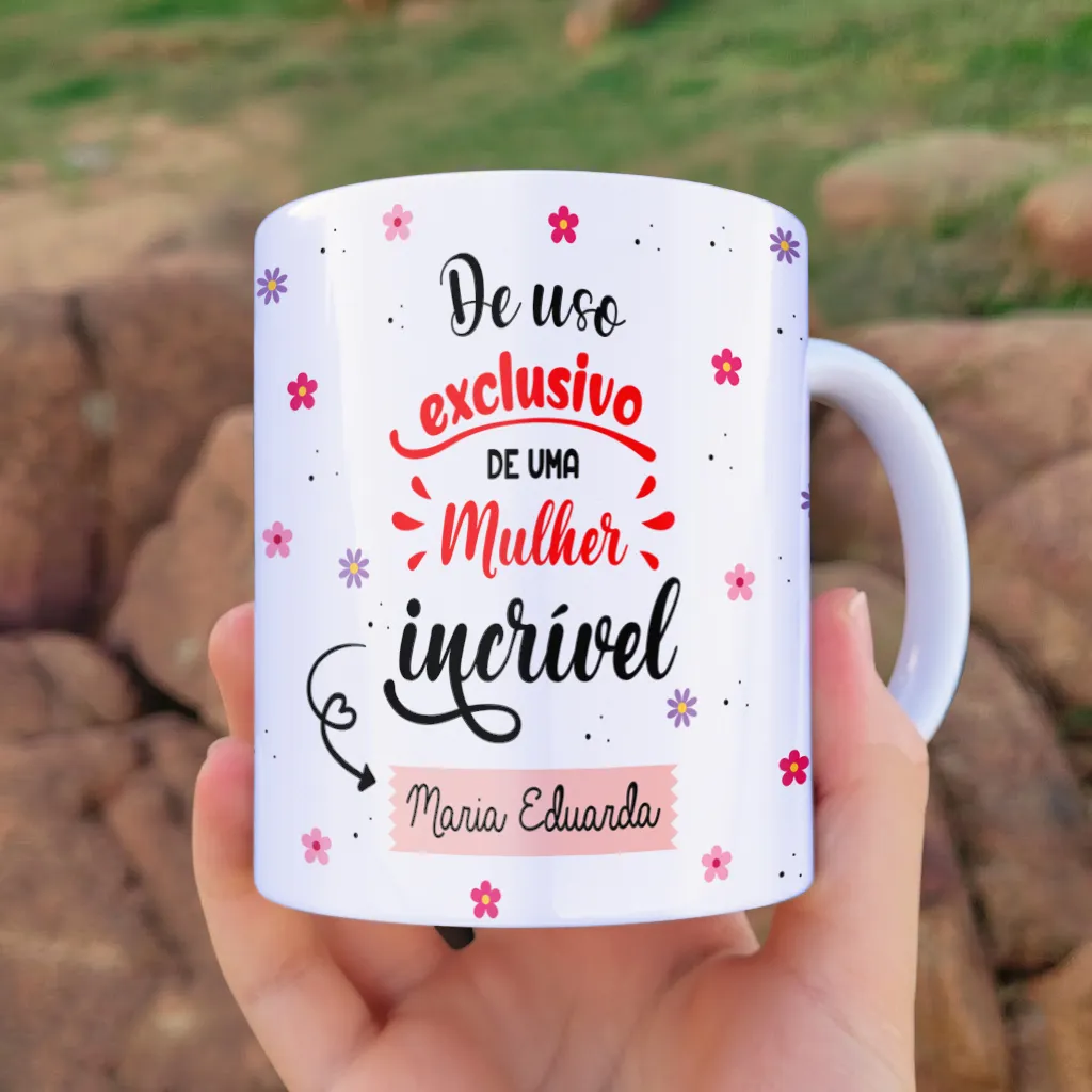 arte para caneca uso exclusivo de uma mulher incrível com fotos, espaço para nome e fundo floral