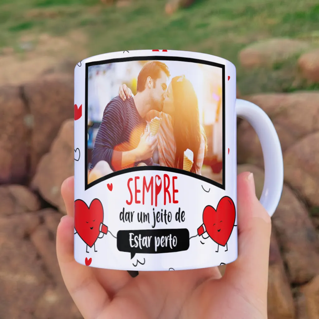 arte para caneca namorados amar você é sempre estar perto com corações em vermelho, preto e branco e espaço para foto do casal
