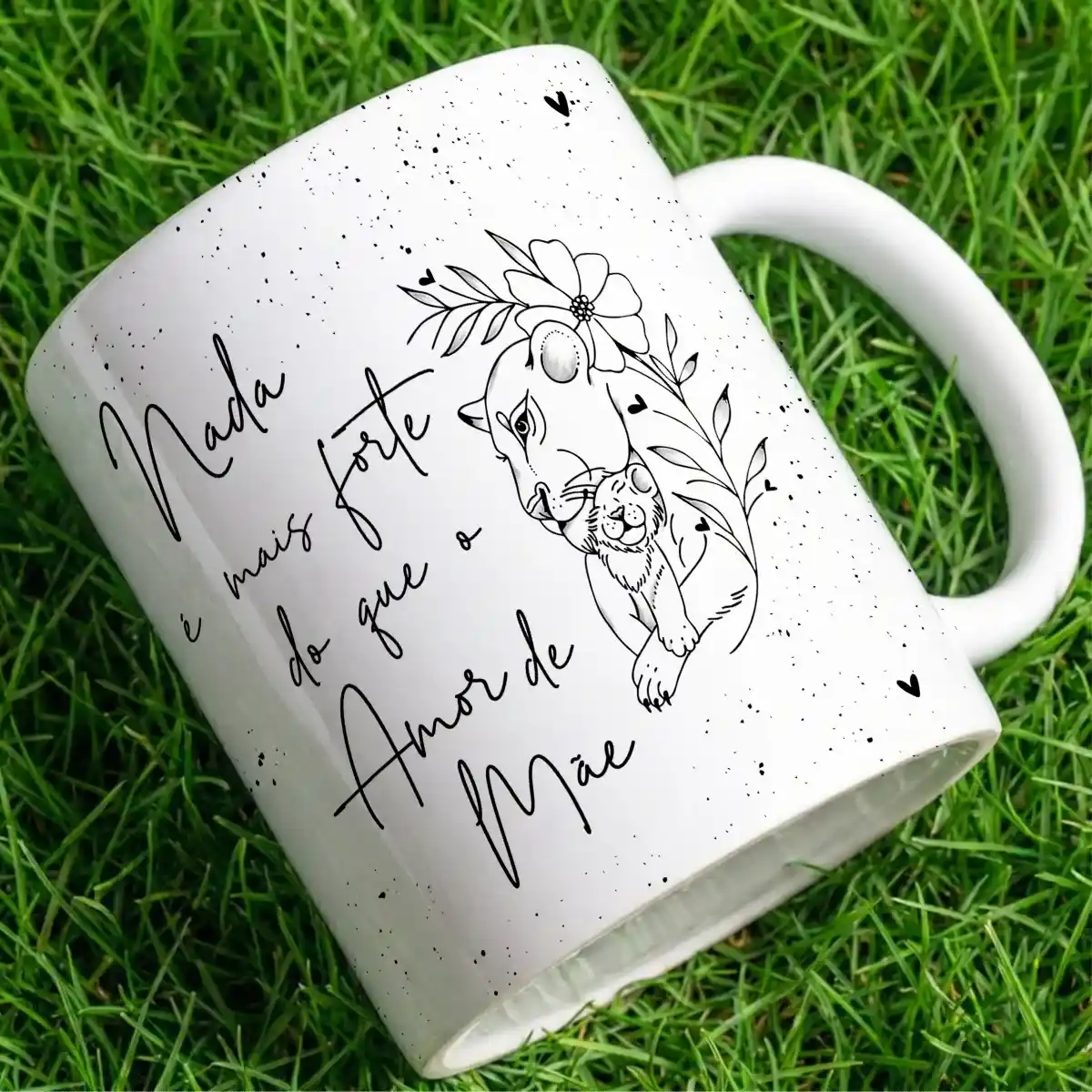 arte para caneca dia das mães leoa e filhote amor de mãe em estilo minimalista com flores e a frase Nada é mais forte do que o Amor de Mãe