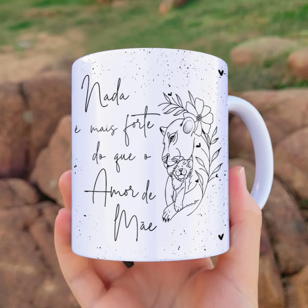 arte para caneca dia das mães leoa e filhote amor de mãe em estilo minimalista com flores e a frase Nada é mais forte do que o Amor de Mãe