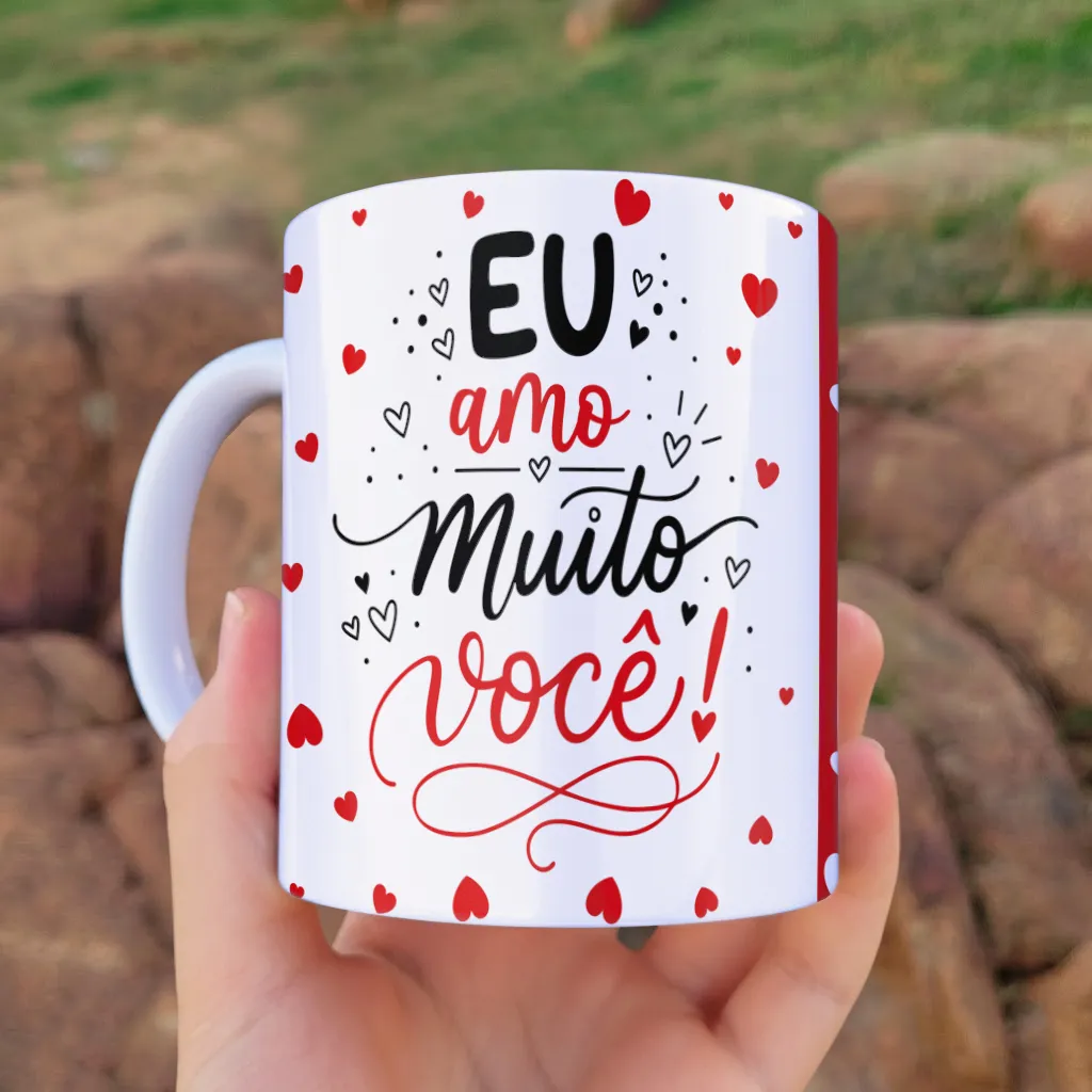 arte para caneca namorados eu amo muito você com frase em preto e vermelho e corações no fundo
