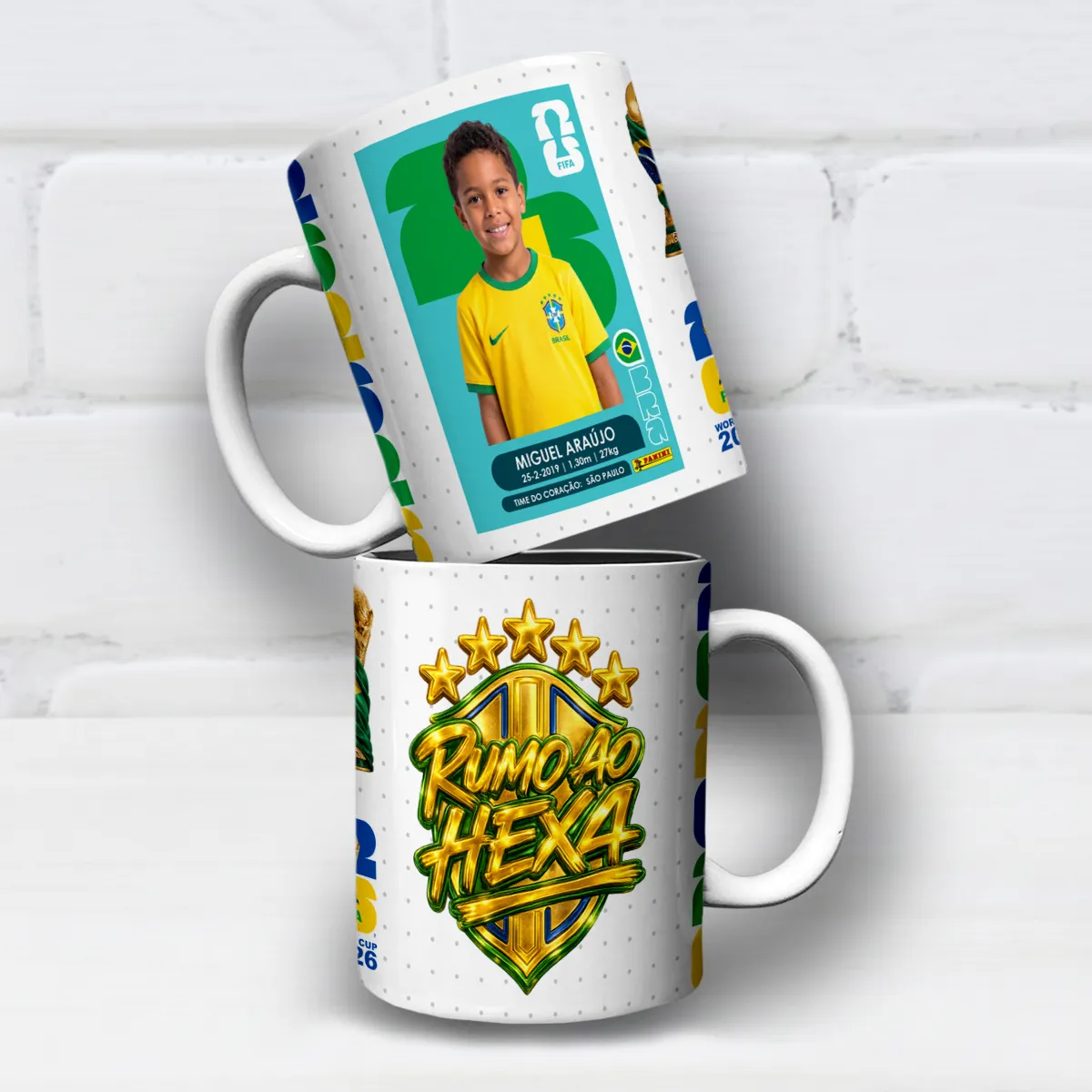 arte para caneca figurinha copa do mundo 2026 rumo ao hexa com emblema dourado, cores da seleção brasileira e espaços para nome e foto