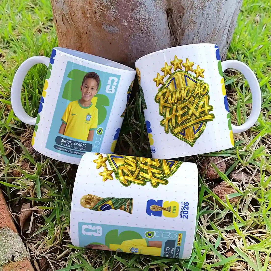 arte para caneca figurinha copa do mundo 2026 rumo ao hexa com emblema dourado, cores da seleção brasileira e espaços para nome e foto