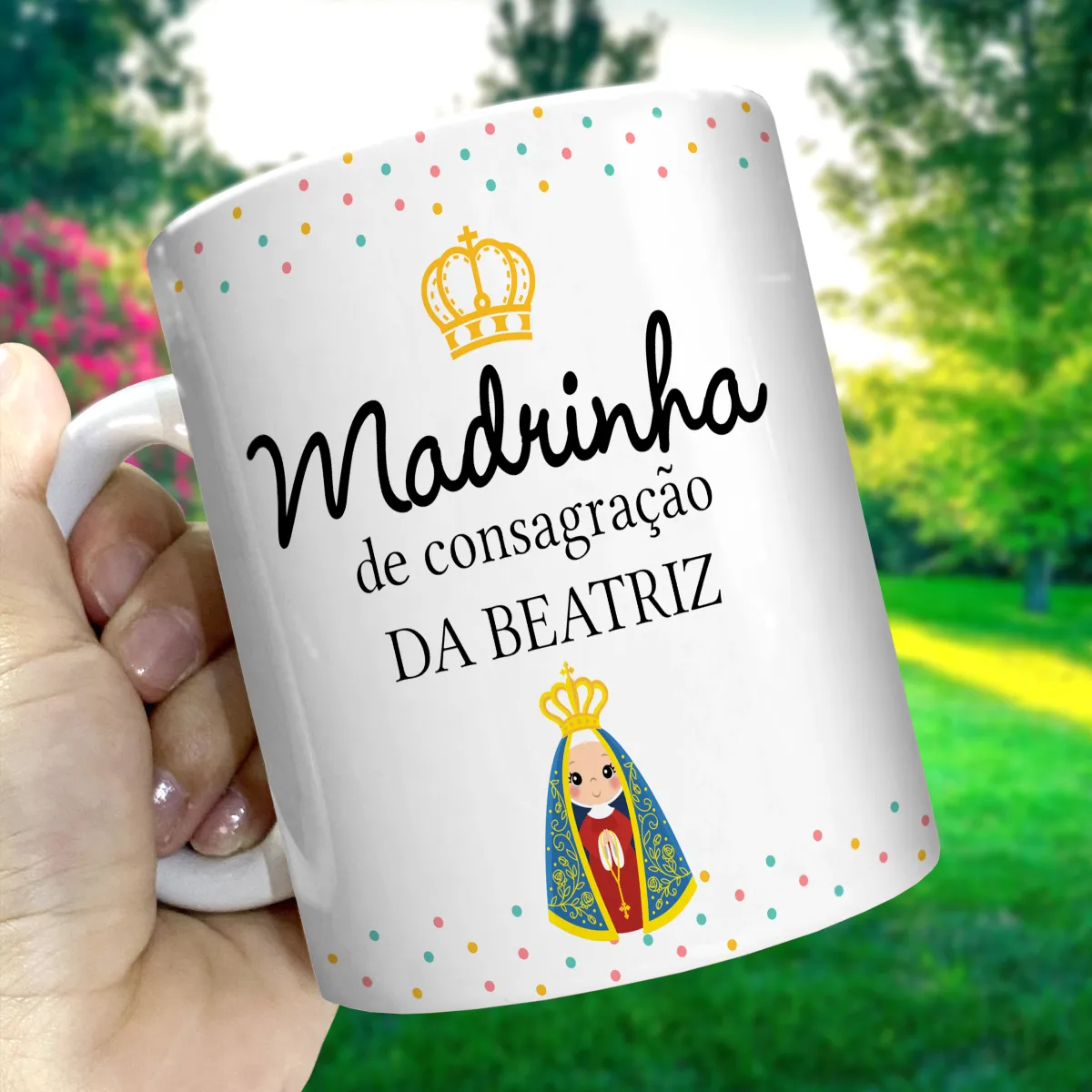 arte para caneca madrinha de consagração nossa senhora com ilustração de Nossa Senhora, coroa dourada e espaço para nome