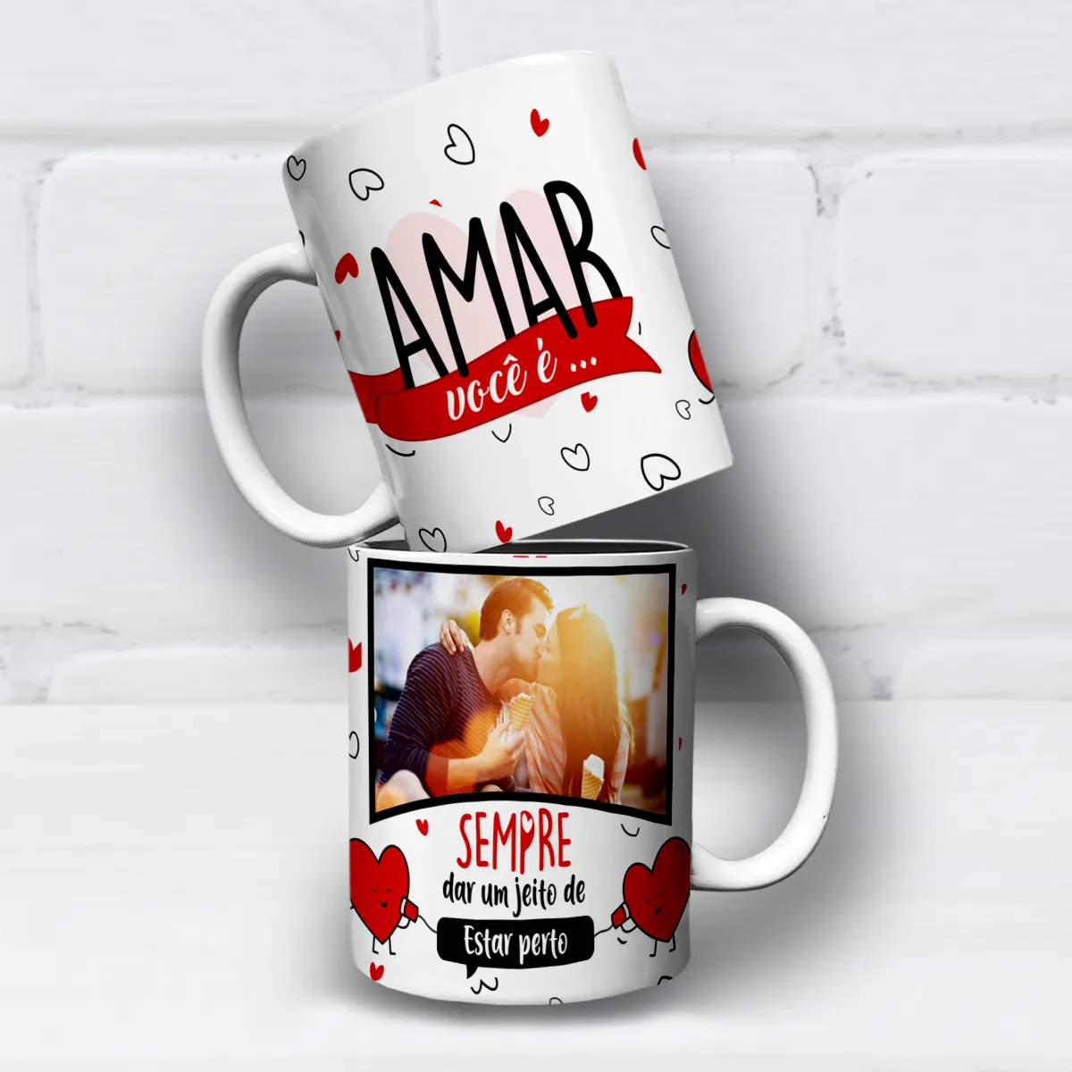 arte para caneca namorados amar você é sempre estar perto com corações em vermelho, preto e branco e espaço para foto do casal