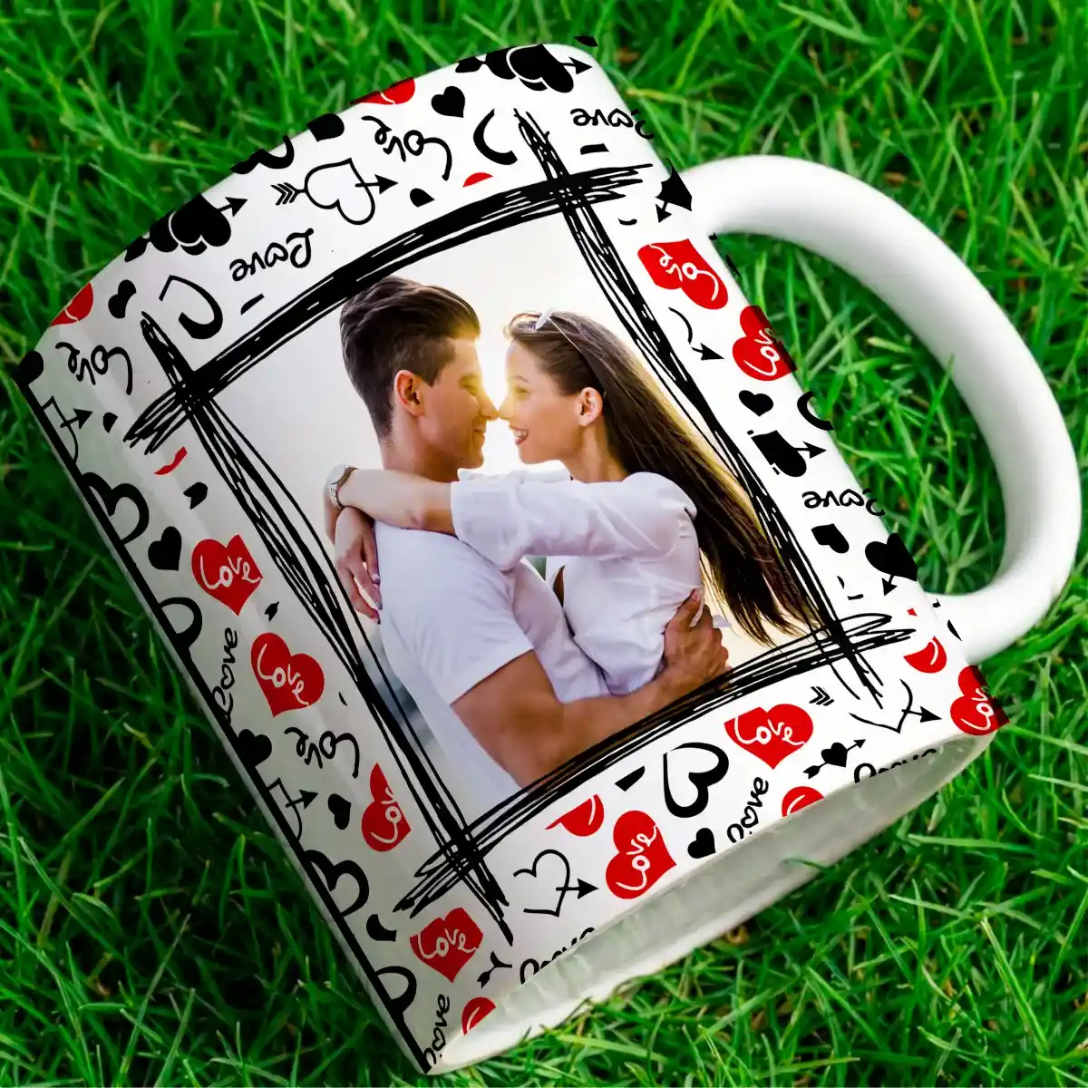 arte para caneca namorados amor não se escolhe acontece com corações e moldura para foto do casal