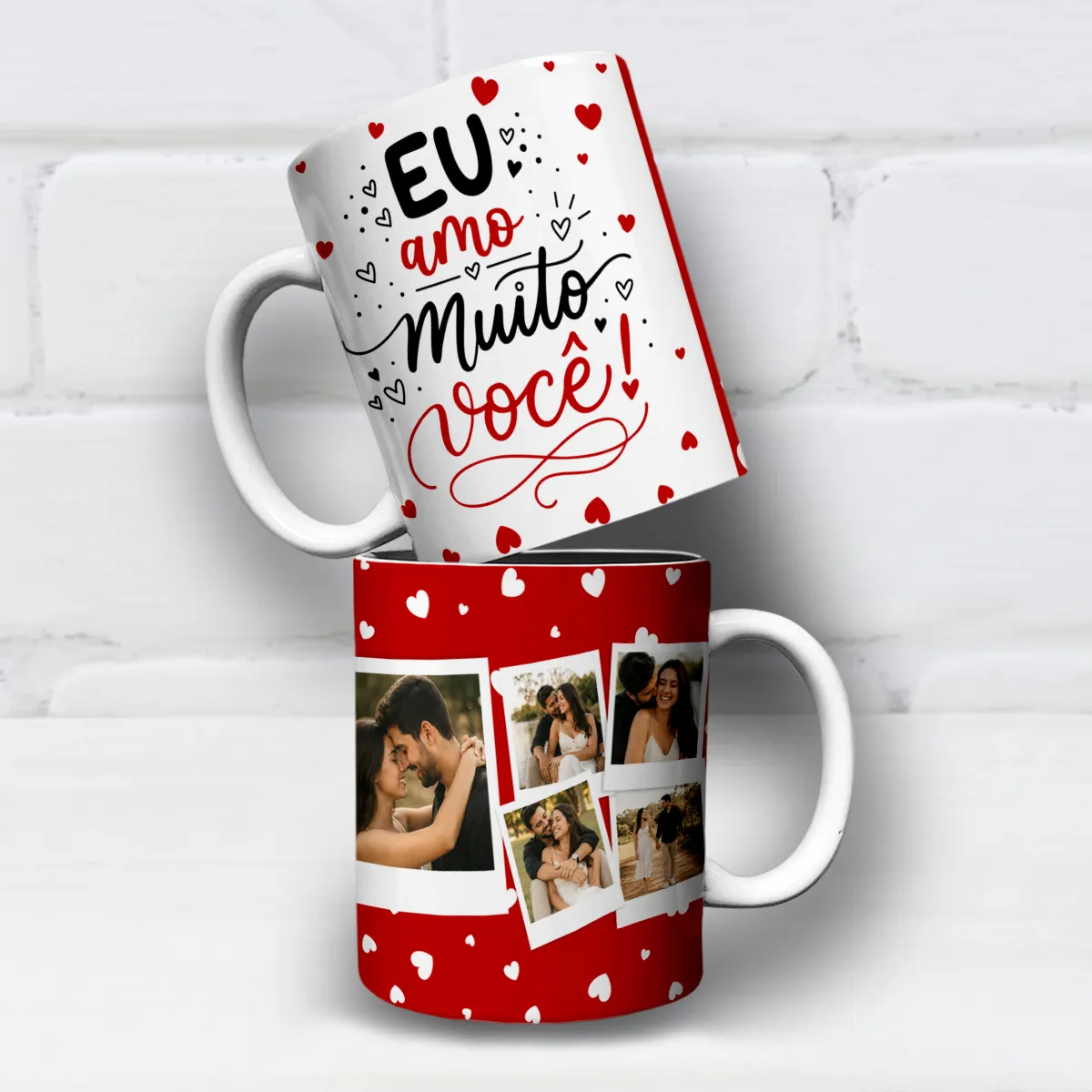 arte para caneca namorados eu amo muito você com frase em preto e vermelho, corações no fundo e espaço para 5 fotos do casal