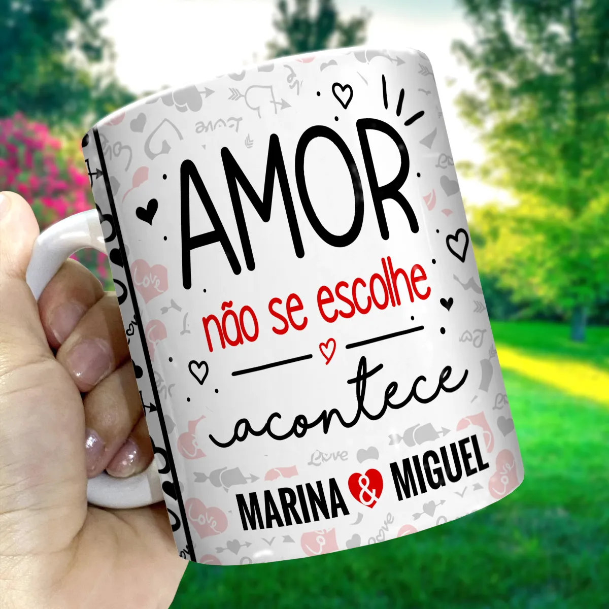 arte para caneca namorados amor não se escolhe acontece com corações e espaço para nomes personalizados