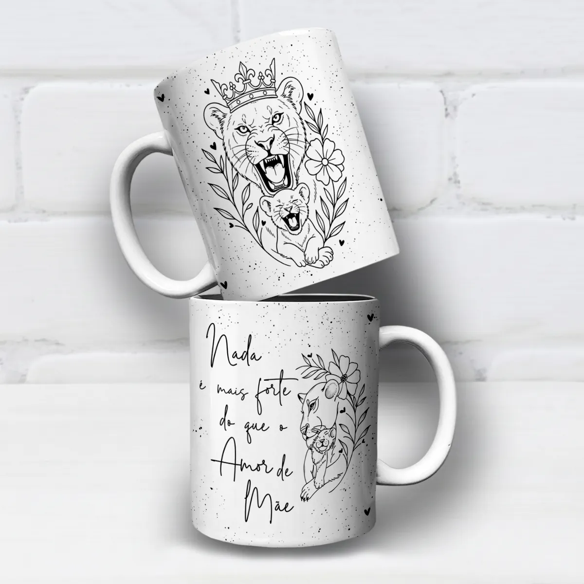 arte para caneca dia das mães leoa e filhote amor de mãe em estilo minimalista com flores e a frase Nada é mais forte do que o Amor de Mãe