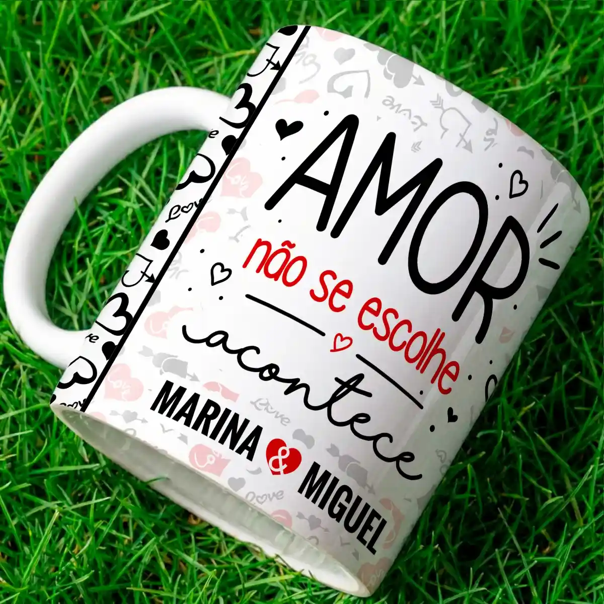 arte para caneca namorados amor não se escolhe acontece com espaço para nomes personalizados