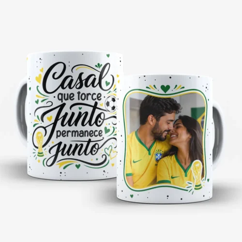 arte para caneca namorados copa do mundo com foto do casal, frase Casal que torce junto permanece junto e fundo com elementos verde e amarelo do Brasil