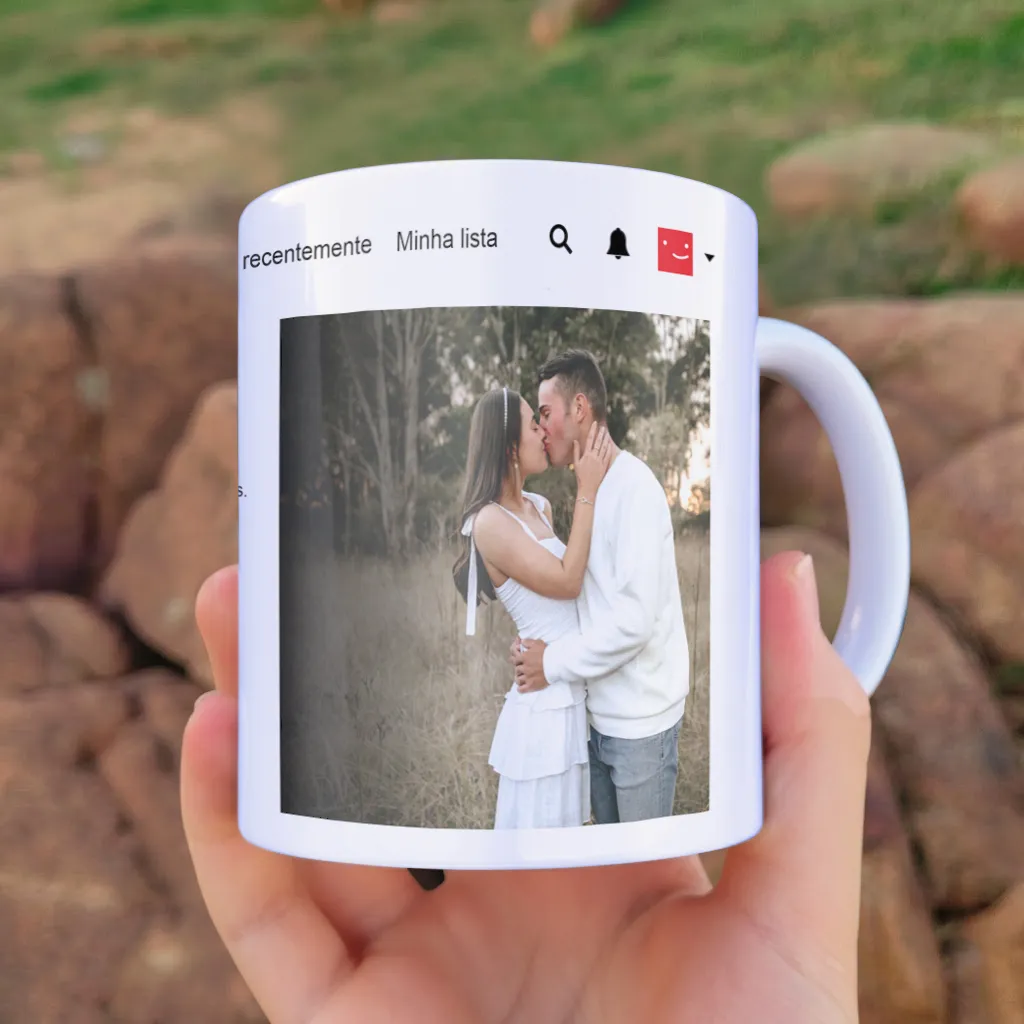 Arte para caneca namorados Netflix com foto e fundo branco simulando tela de streaming com espaço para foto do casal