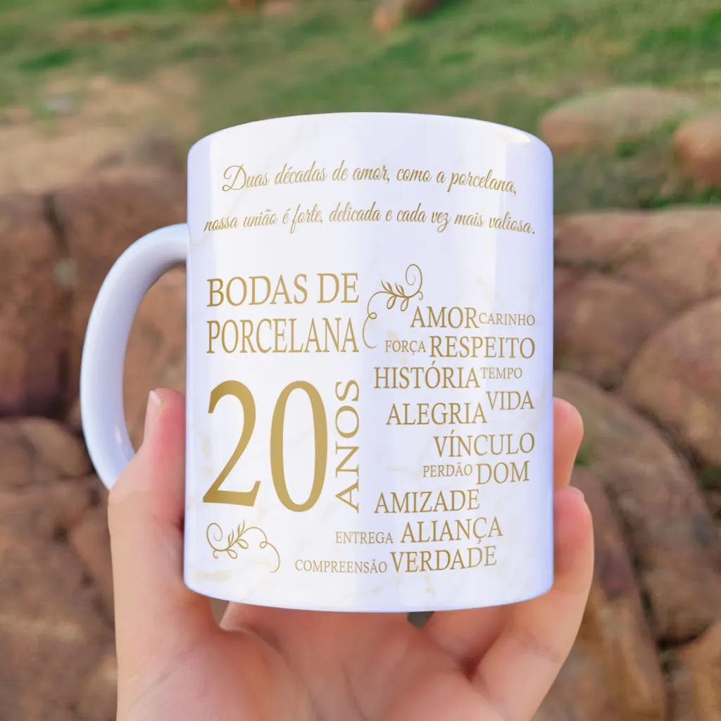 arte para caneca bodas de porcelana 20 anos de casados com detalhes dourados e frases comemorativas