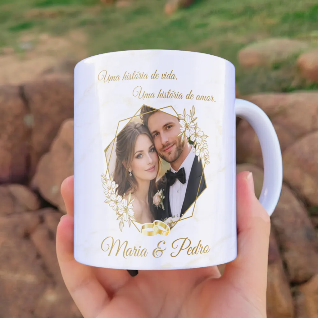 arte para caneca bodas de porcelana 20 anos de casados com detalhes dourados e espaço para foto e nomes