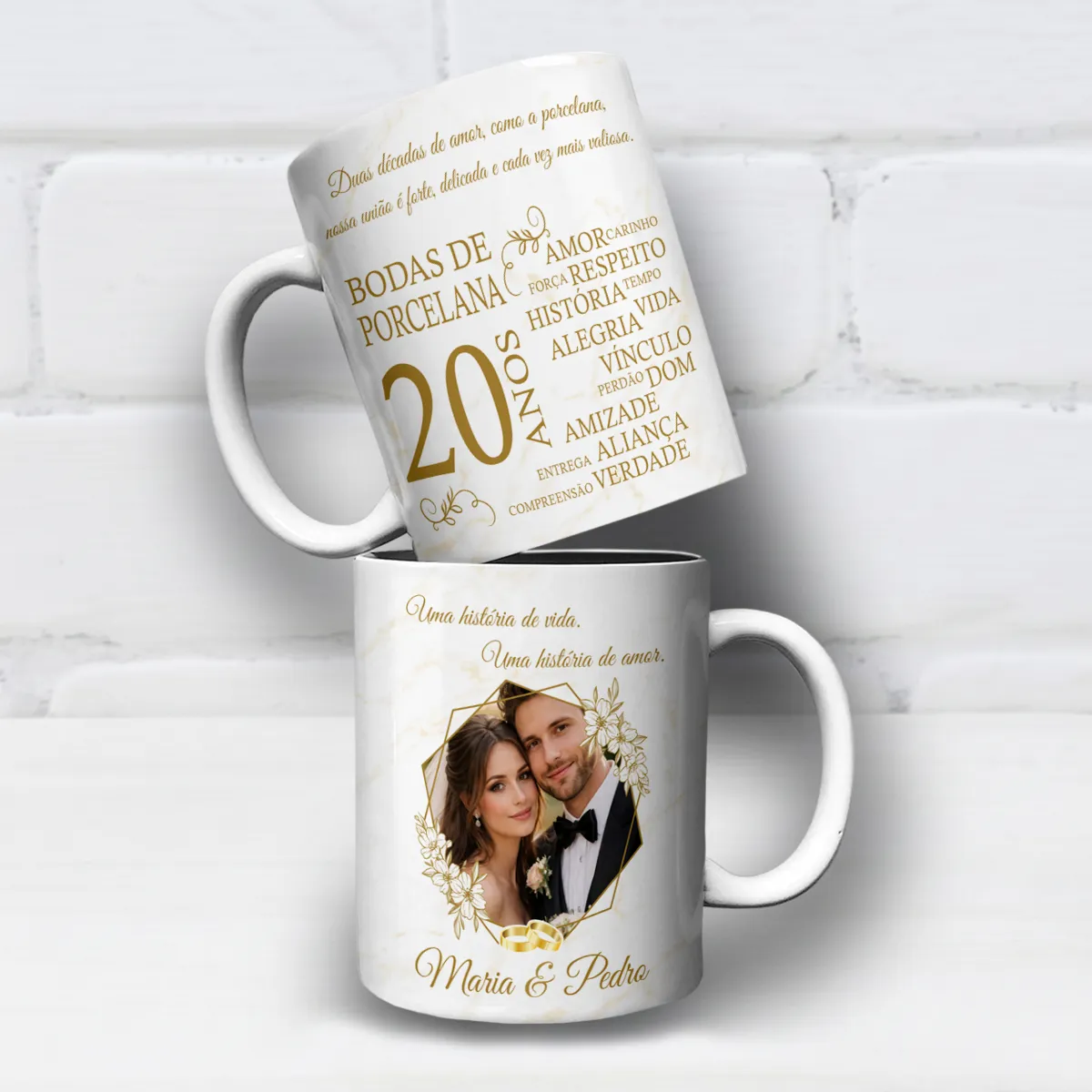arte para caneca bodas de porcelana 20 anos de casados com detalhes dourados, frases comemorativas e espaço para foto e nomes