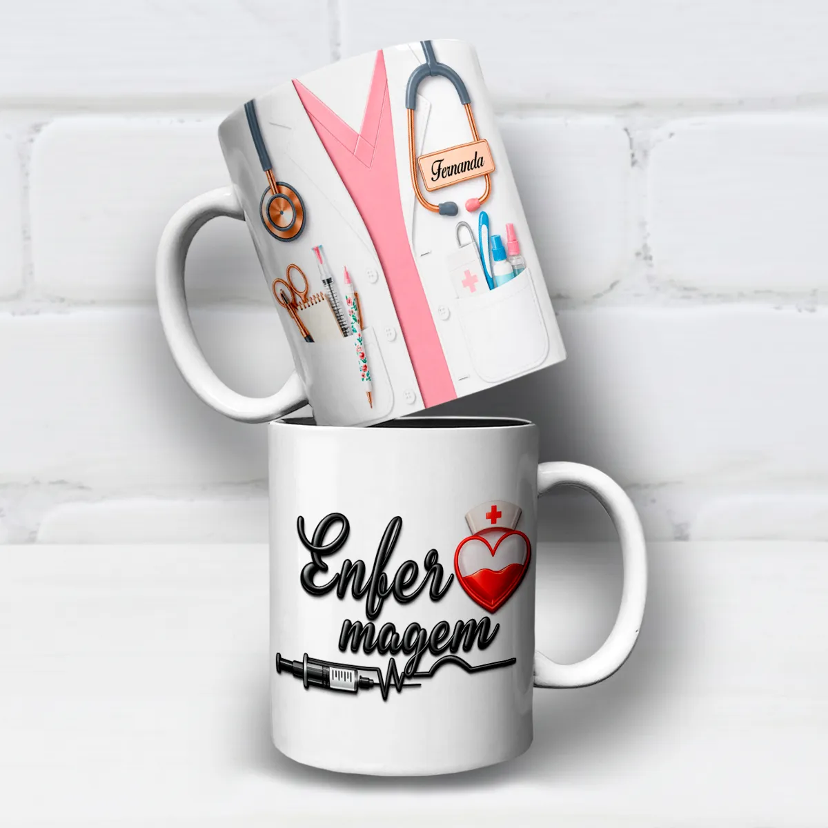 arte para caneca enfermagem jaleco 3D com palavra Enfermagem em 3D, espaço para personalização com nome, coração estilizado e acessórios da profissão, versão rosa