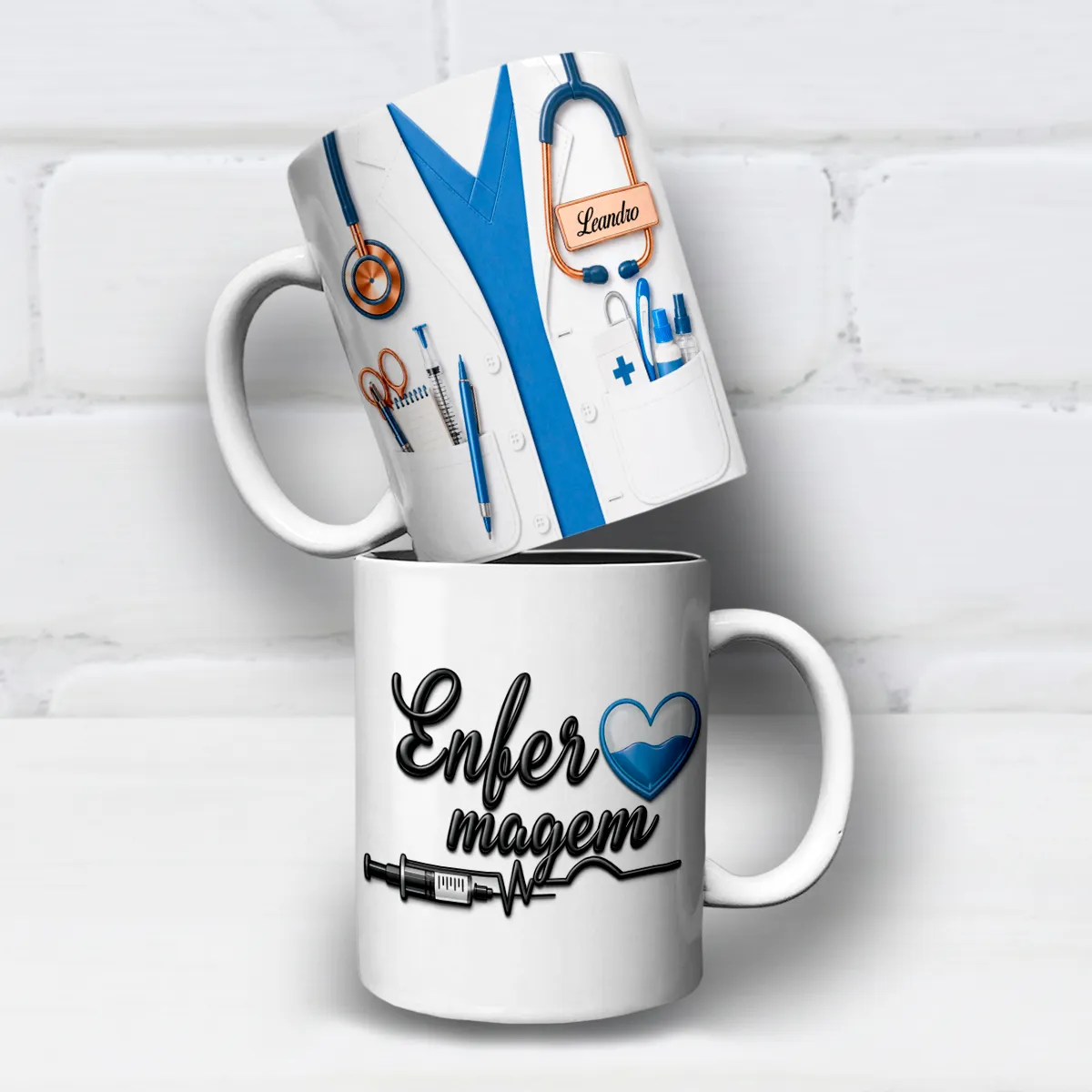 arte para caneca enfermagem jaleco 3D com palavra Enfermagem em 3D, espaço para personalização com nome, coração estilizado e acessórios da profissão, versão azul