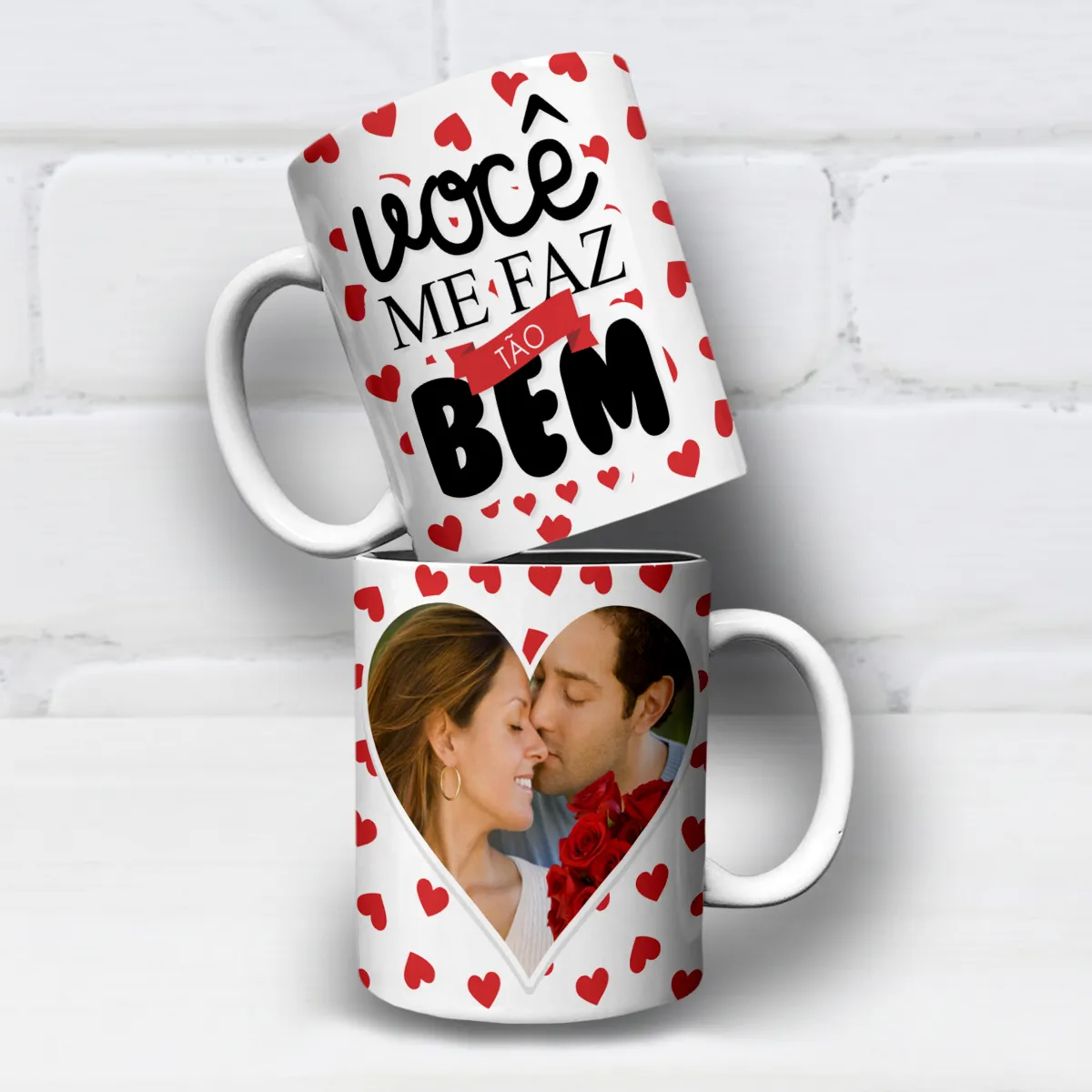 arte para caneca namorados com foto você me faz tão bem fundo branco com corações vermelhos e moldura para foto em formato de coração