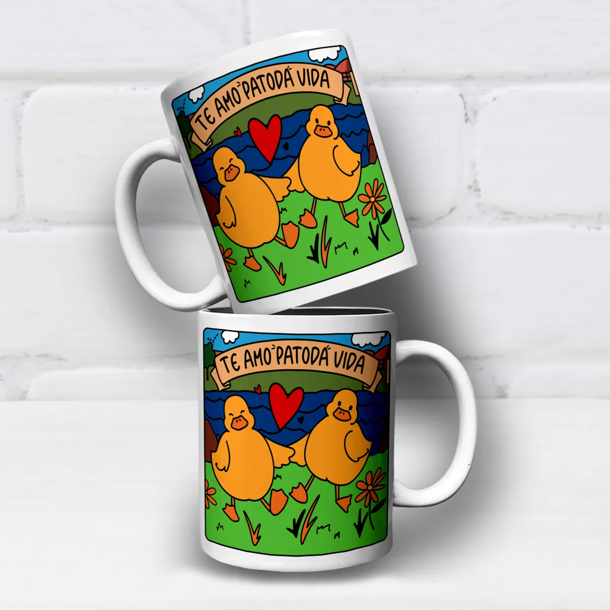 arte para caneca te amo patoda vida com dois patinhos à beira de lago, coração vermelho e cenário com flores, céu e nuvens