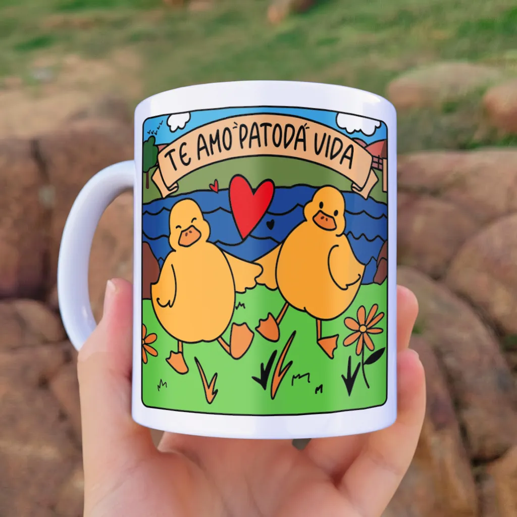 arte para caneca te amo patoda vida com dois patinhos à beira de lago, coração vermelho e cenário com flores, céu e nuvens