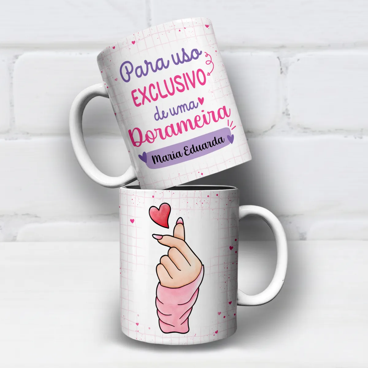 arte para caneca uso exclusivo de uma dorameira com nome, frase em lilás e rosa, corações, gesto de coração e espaço para personalização com nome