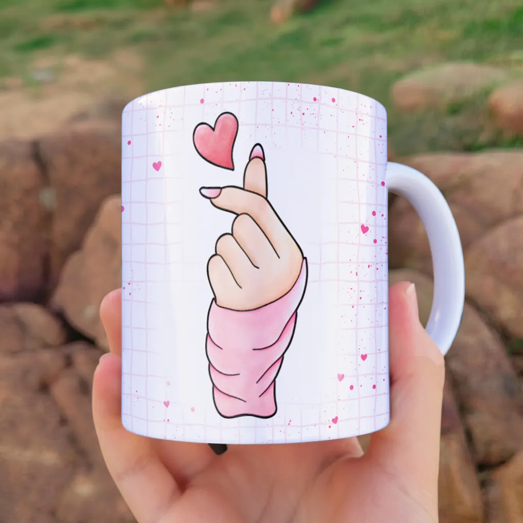arte para caneca uso exclusivo de uma dorameira com nome, fundo rosa com corações e gesto de coração