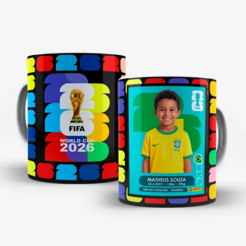arte para caneca figurinha da copa do mundo 2026 com fundo preto, design colorido com logo FIFA e moldura estilo figurinha para personalização com nome e foto