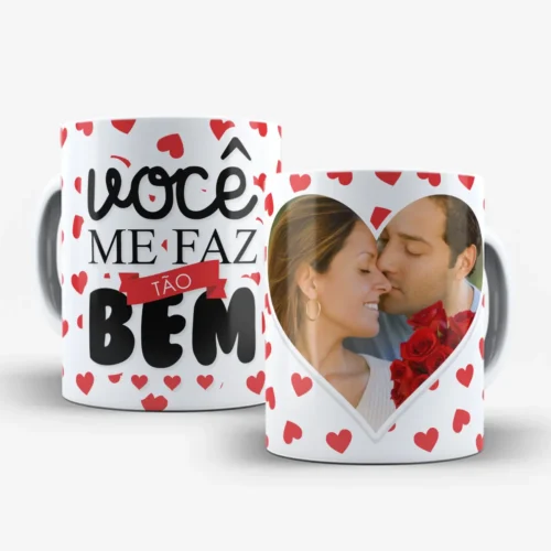 arte para caneca namorados com foto você me faz tão bem fundo branco com corações vermelhos e moldura para foto em formato de coração