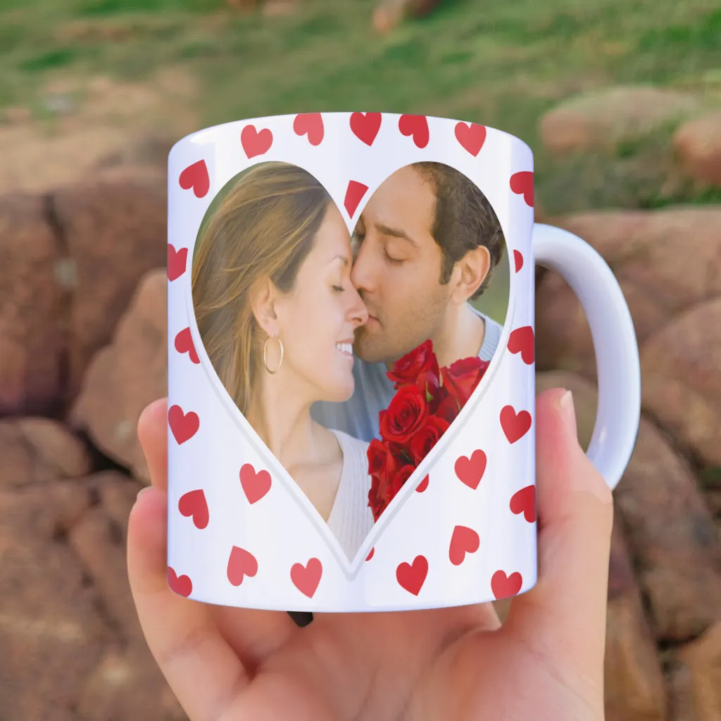 arte para caneca namorados com foto com moldura para foto em formato de coração