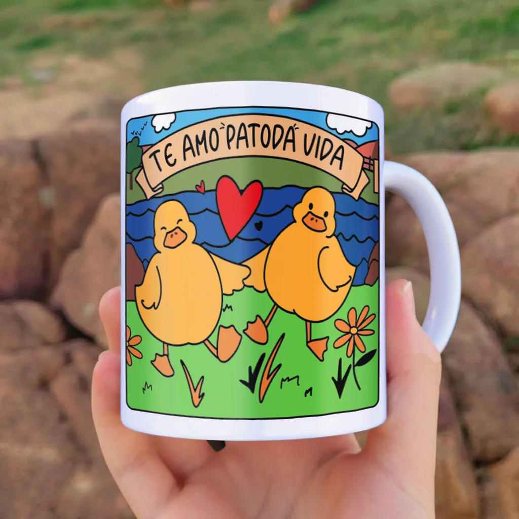 arte para caneca te amo patoda vida com dois patinhos à beira de lago, coração vermelho e cenário com flores, céu e nuvens