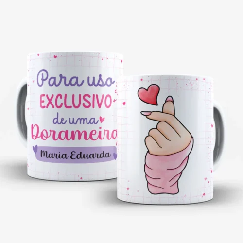 arte para caneca uso exclusivo de uma dorameira com nome, frase em lilás e rosa, corações, gesto de coração e espaço para personalização com nome