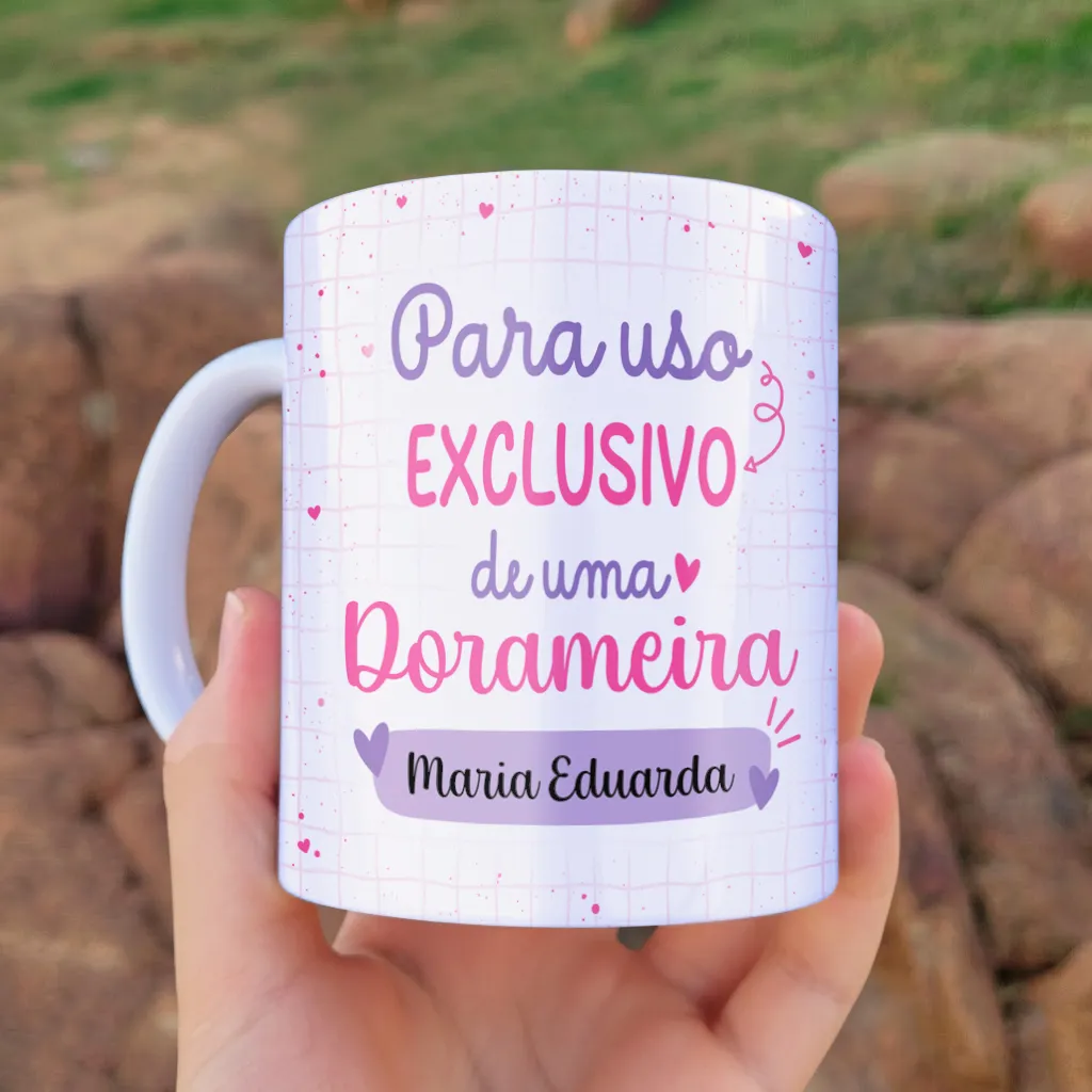 arte para caneca uso exclusivo de uma dorameira com nome, frase em lilás e rosa, corações e espaço para personalização com nome