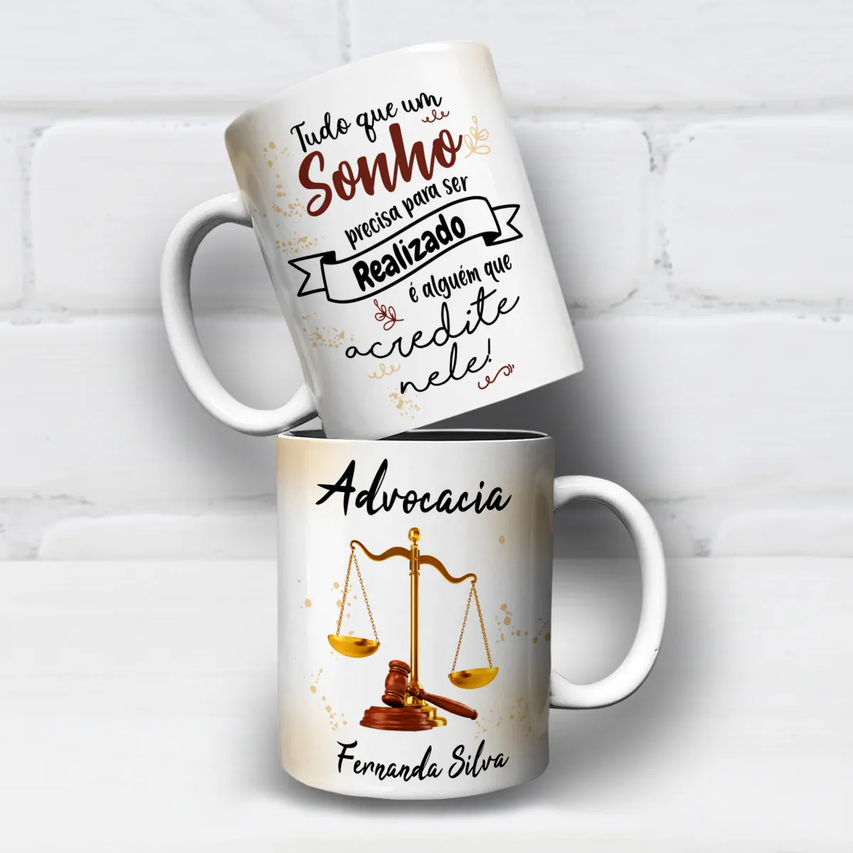 arte para caneca advocacia advogada: balança da justiça, martelo, título "Advocacia" e espaço para nome personalizado