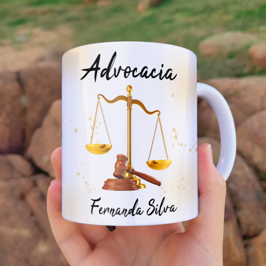 arte para caneca advocacia advogada: balança da justiça, martelo, título "Advocacia" e espaço para nome personalizado
