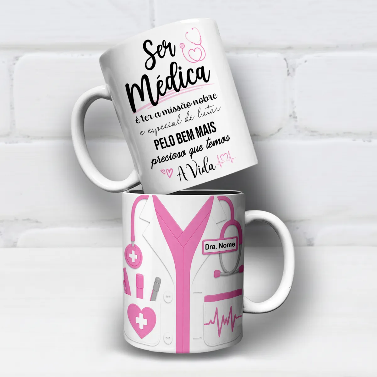 arte para caneca médica jaleco 3D com nome, detalhes em rosa, estetoscópio e frase sobre a missão de cuidar da vida