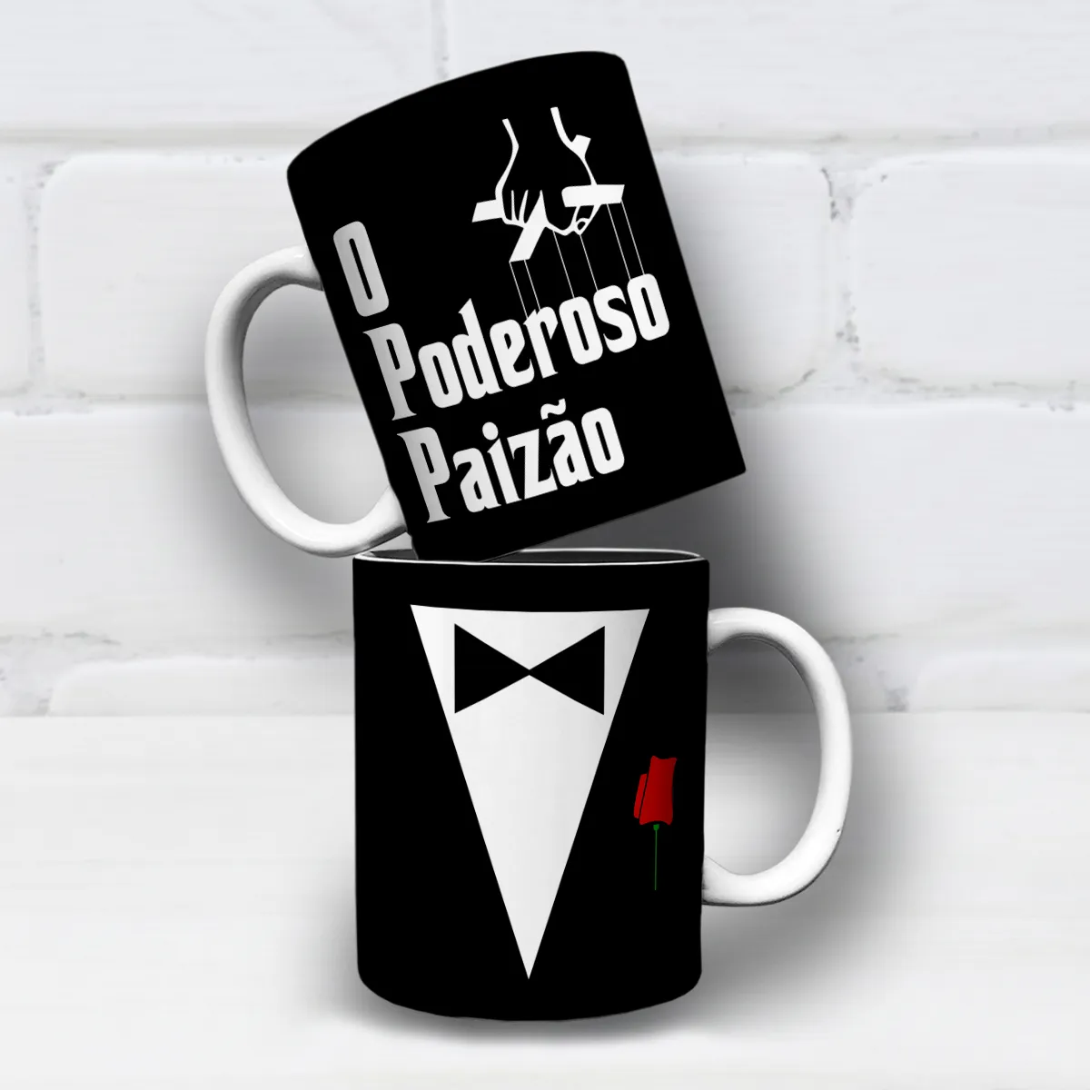 arte para caneca o poderoso paizão dia dos pais com frase em destaque, mão segurando fios de marionete, terno com gravata borboleta e rosa vermelha