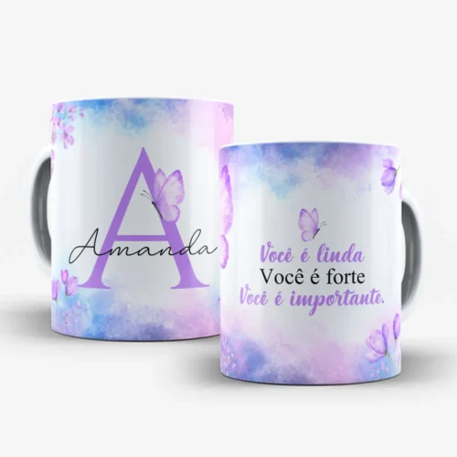 arte para caneca alfabeto floral lilás borboleta com inicial e nome, flores e borboletas nas bordas, frase motivacional para amiga e espaço para nome