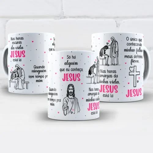 arte para caneca Jesus está lá nas horas mais escuras da vida, com ilustração de Jesus acolhendo uma moça triste, cruz com coração e detalhes em preto e rosa