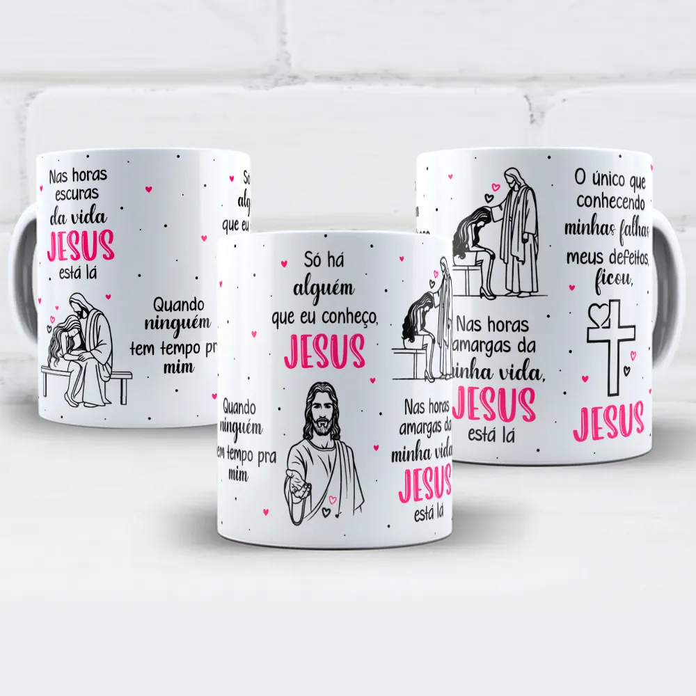 arte para caneca Jesus está lá nas horas mais escuras da vida, com ilustração de Jesus acolhendo uma moça triste, cruz com coração e detalhes em preto e rosa