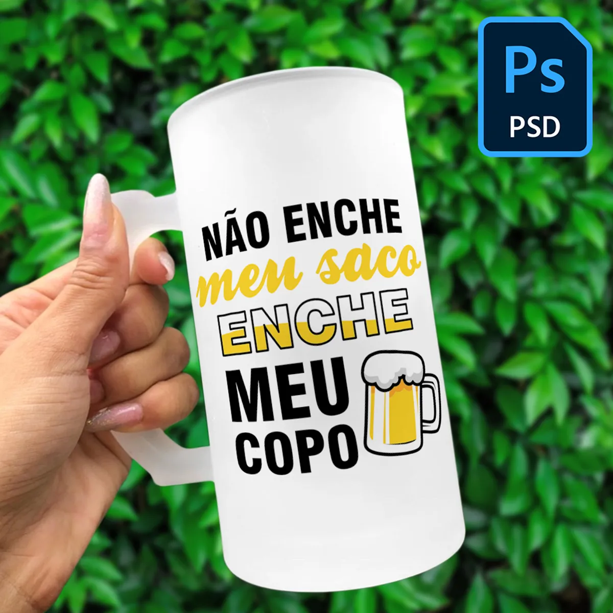 mockup para caneca de chopp jateada em PSD, segurada pela mão, com alça à esquerda ou direita