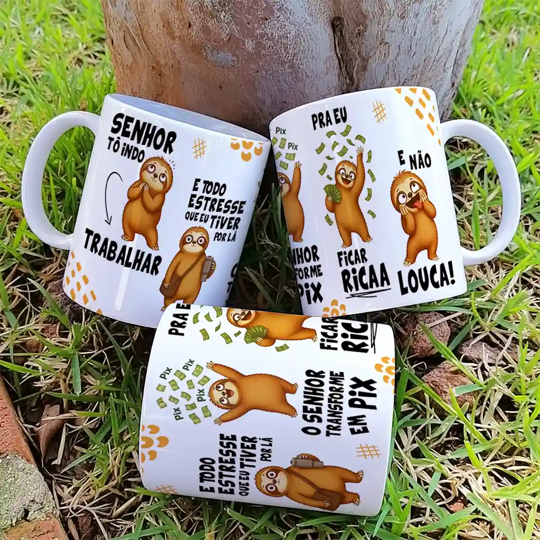 arte para caneca senhor tô indo trabalhar bicho preguiça com frases divertidas sobre transformar o estresse do trabalho em PIX e personagens de bicho-preguiça